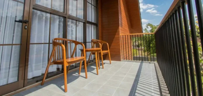Tiled balcony surface with waterproofing membrane applied to the substrate for complete moisture protection